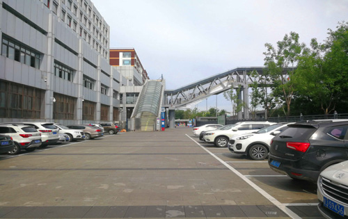 京通大厦停车场